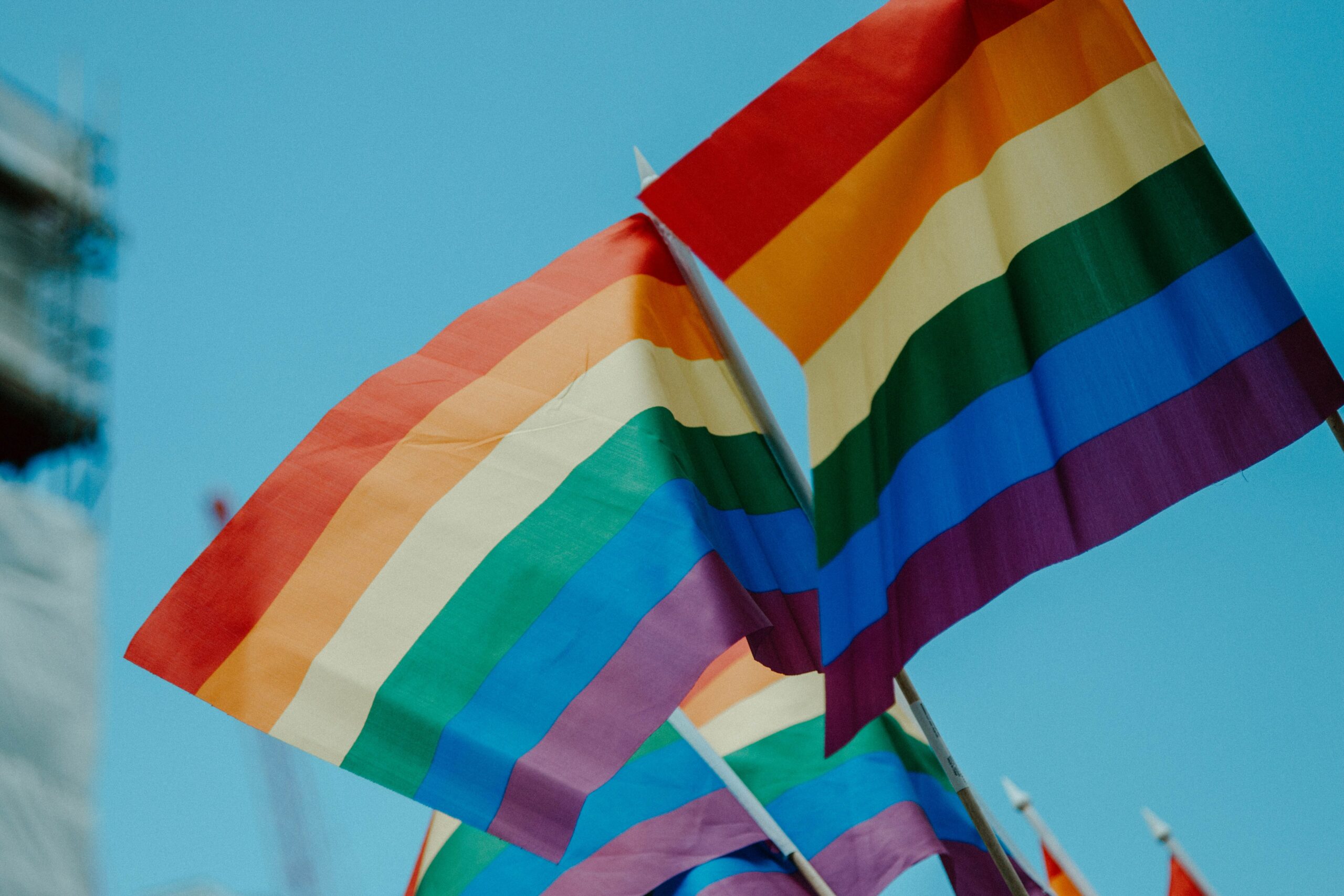 6 influencers que deberías seguir en este mes del orgullo